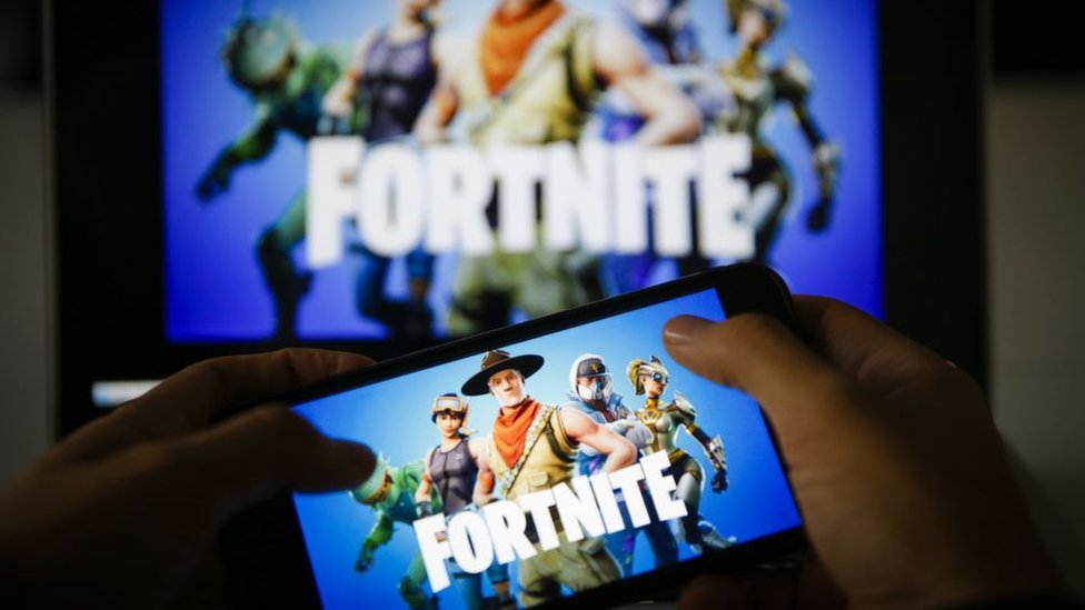 Fortnite y una consola móvil