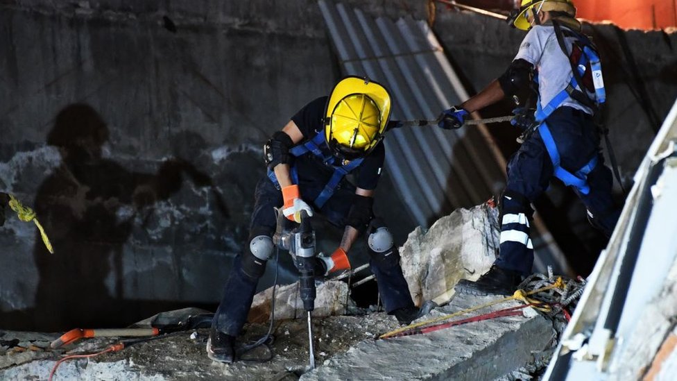 Los rescatistas movían vigas, piedras y taladraban espacios en el concreto para llegar hasta los sobrevivientes. Socorrista taladra una plancha de concreto durante un operativo de rescate de sobrevivientes del terremoto en la Ciudad de México