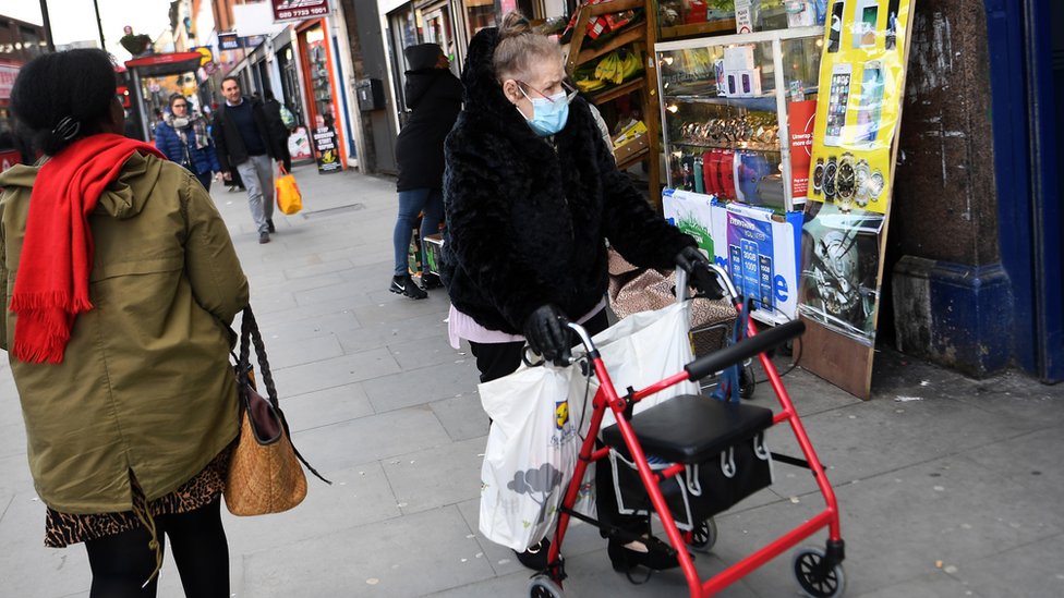 Пожилая женщина в маске во время шоппинга в Лондоне, Великобритания, 11 марта 2020 года. Число случаев коронавируса COVID-19 в Великобритании продолжает расти