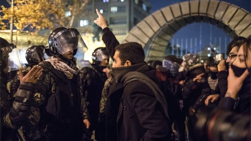 Протестующий из Ирана против полицейского в Тегеране (01.11.20)