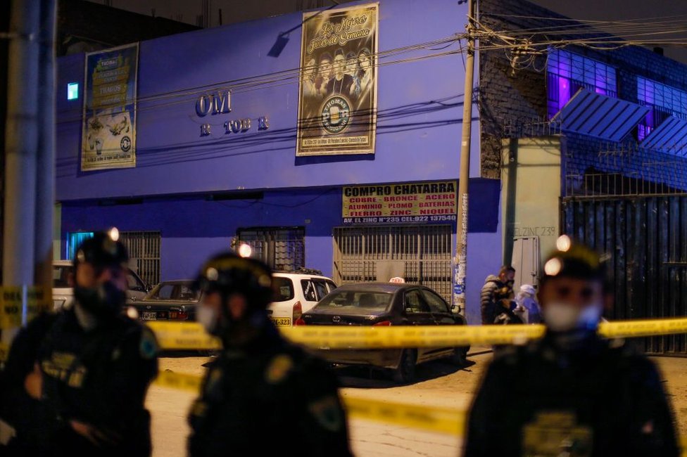 Agentes de la policía frente a la discoteca Thomas Restobar de Los Olivos, Lima, Perú, el 22 de agosto de 2020.