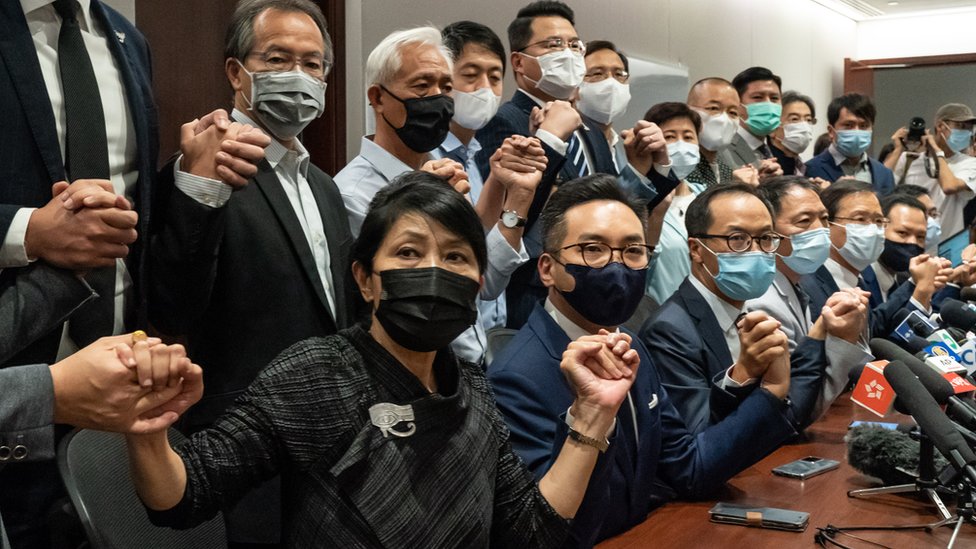 Законодатели, выступающие за демократию, проводят пресс-конференцию в Гонконге
