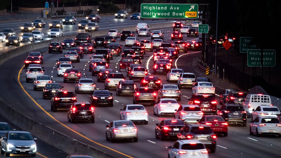 Автомобили проезжают по автостраде 101 в Лос-Анджелесе, Калифорния, 17 сентября 2019 г.
