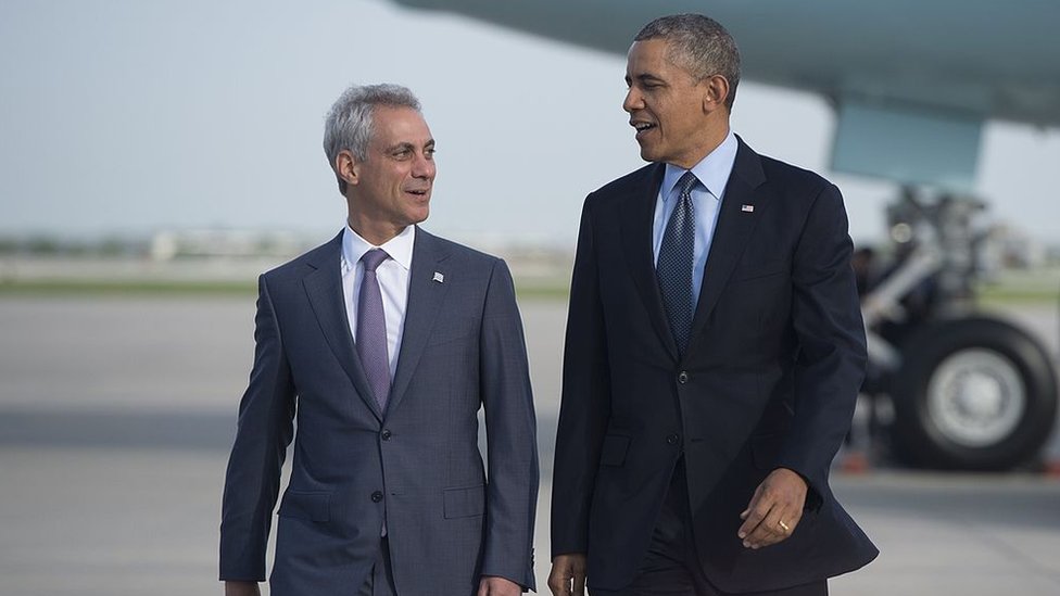 Президент США Барак Обама идет рядом с мэром Чикаго Рамом Эмануэлем (слева) после прибытия на Air Force One в международный аэропорт Чикаго О'Хара в Чикаго, штат Иллинойс, 22 мая 2014 года.