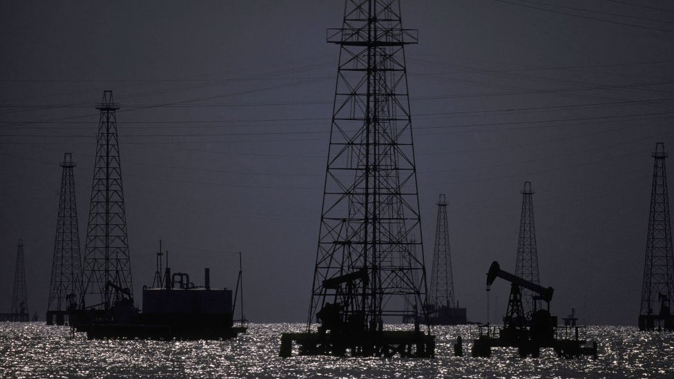 Pozos petroleros en el lago de Maracaibo.