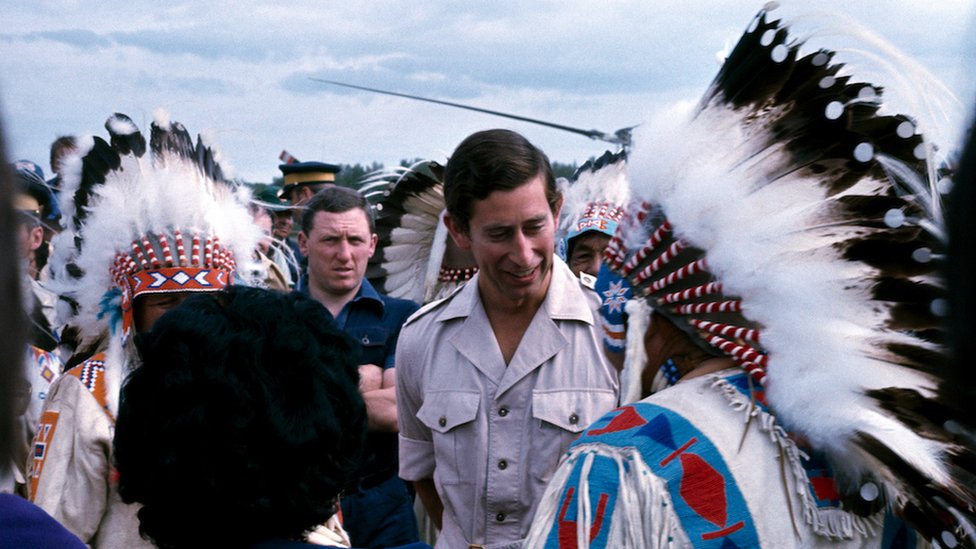 [출처: Reuters] 찰스 국왕은 1977년 웨일스의 왕자로서 캐나다를 방문해 원주민 정부 '카이나이 네이션(Kainai Nation)'으로부터 명예 부족장직을 수여받았다