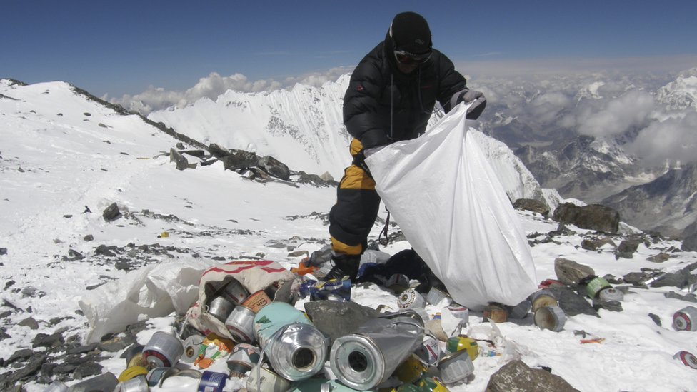 На этом снимке, сделанном 23 мая 2010 года, изображен непальский шерпа, собирающий мусор, оставленный альпинистами, на высоте 8000 метров во время экспедиции по очистке Эвереста на Эвересте. Группа из 20 непальских альпинистов, в том числе несколько лучших покорителей вершин, собрала 1800 килограммов мусора в рискованной экспедиции по очистке самой высокой вершины мира