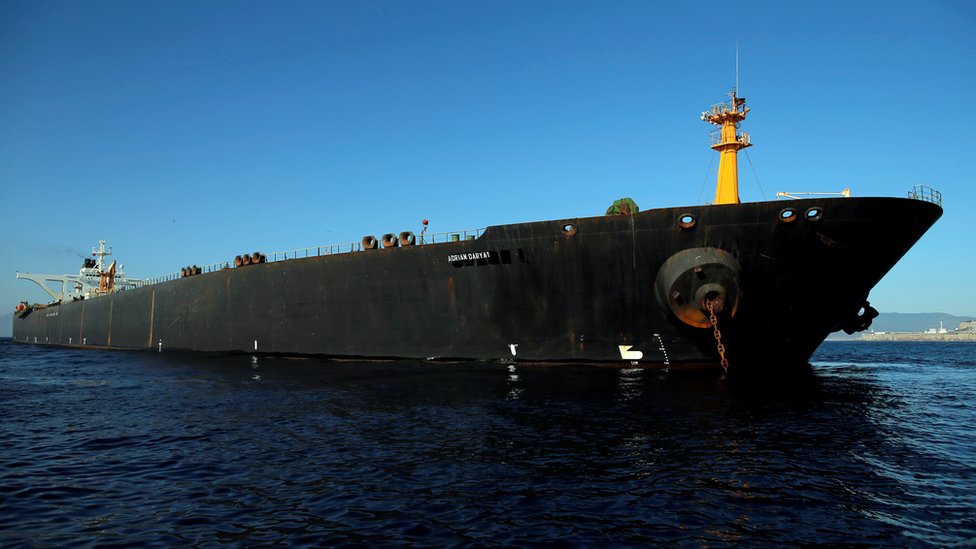 Иранский нефтяной танкер Adrian Darya 1, ранее называвшийся Grace 1, стоит на якоре после того, как Верховный суд британской территории отменил постановление о его задержании, в Гибралтарском проливе, Испания, 18 августа 2019 года.