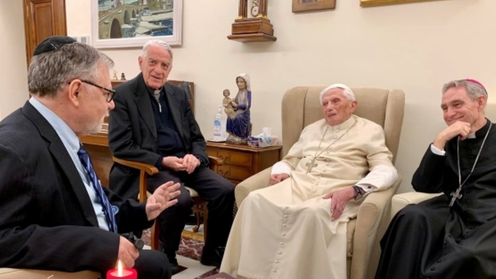 El Papa emérito Benedicto rodeado de otros funcionarios religiosos