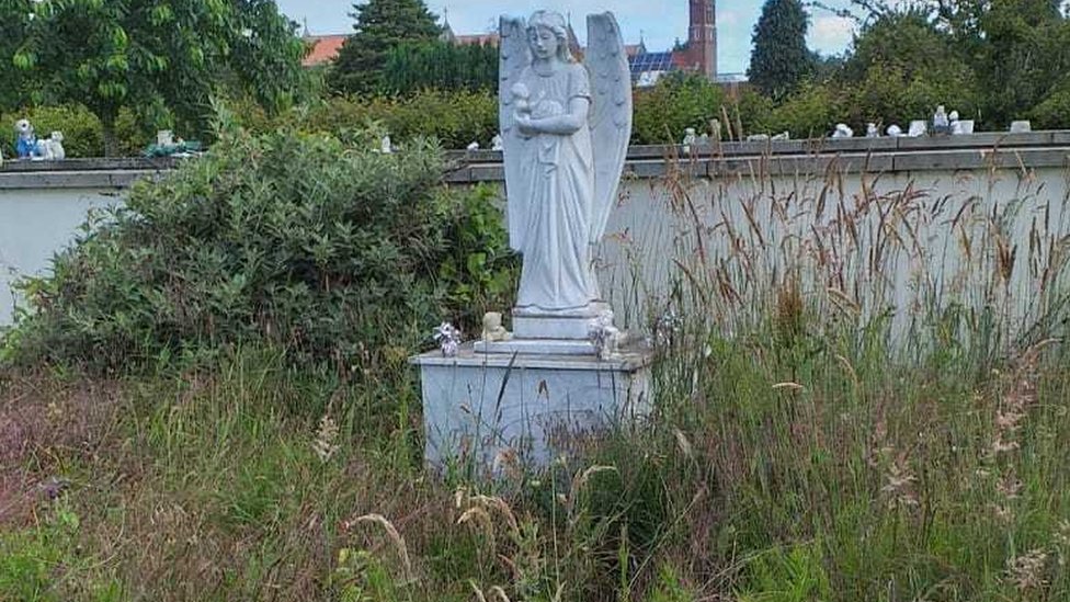 Разросшийся мемориальный сад на кладбище Ландикан