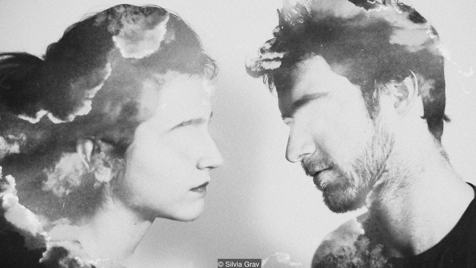Algunos pacientes con demencia frontotemporal no empatizan cuando ven a alguien llorando, por ejemplo, incluso si es su pareja. Ilustración de un hombre y una mujer en actitud de besarse. Foto: Silvia Grav.