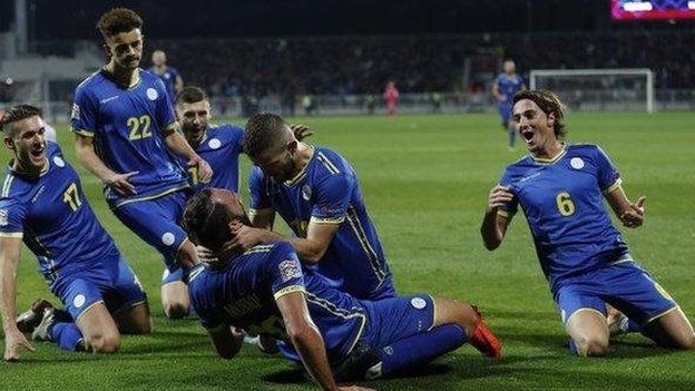 Los jugadores de Kosovo sueñan con clasificar a la próxima Eurocopa.