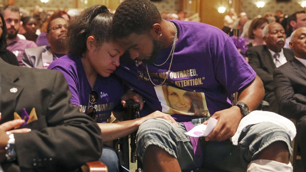 Algunos de los heridos en el atropello intencionado del sábado asistieron al funeral de Heather Heyer. Pareja herida durante el atropello