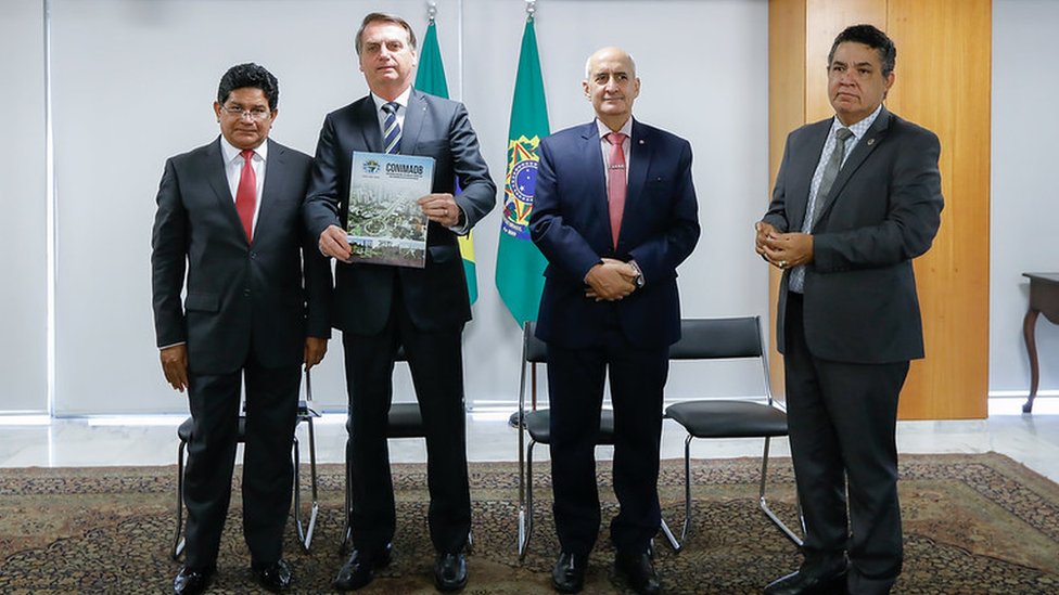 Da esquerda para a direita: pastor Gilmar Santos, presidente Jair Bolsonaro, general Luiz Eduardo Ramos e pastor Arilton Moura em reunião