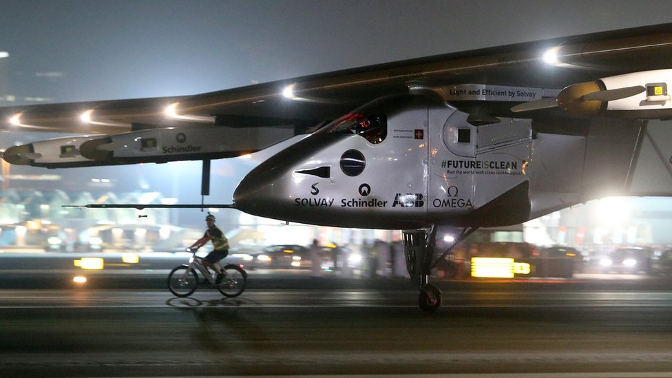 Solar Impulse приземлился в аэропорту Аль-Батин Executive