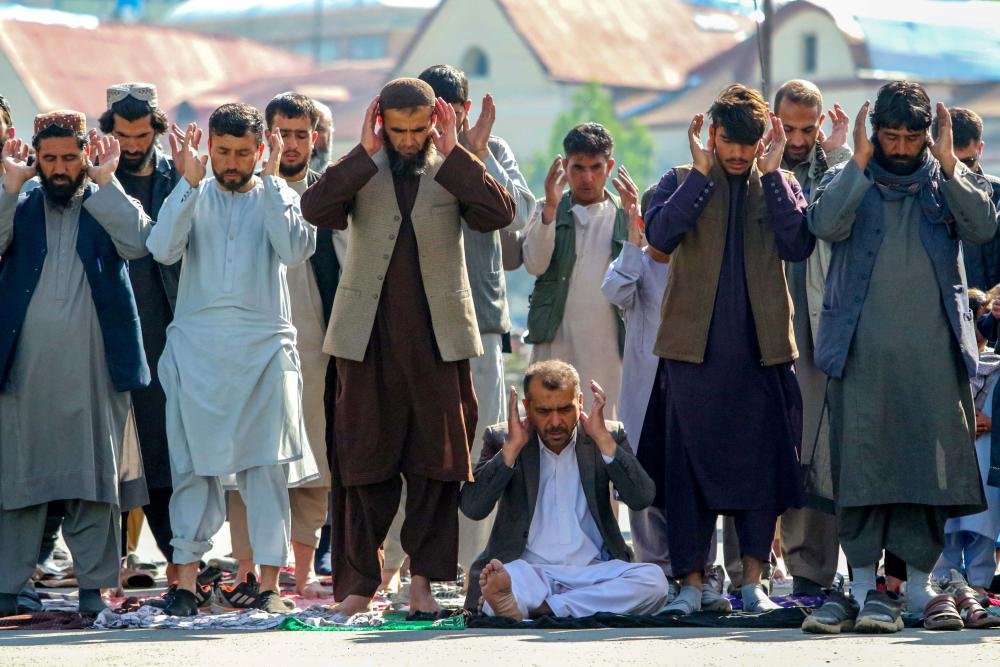 أفغان يؤدون صلاة عيد الفطر خارج مسجد في كابول، أفغانستان