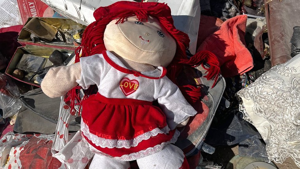 زلزال تركيا وسوريا: قصة الشقق الفاخرة التي تحولت إلى غبار 4 لعبة طفل وسط أنقاض مبنى سكني منهار