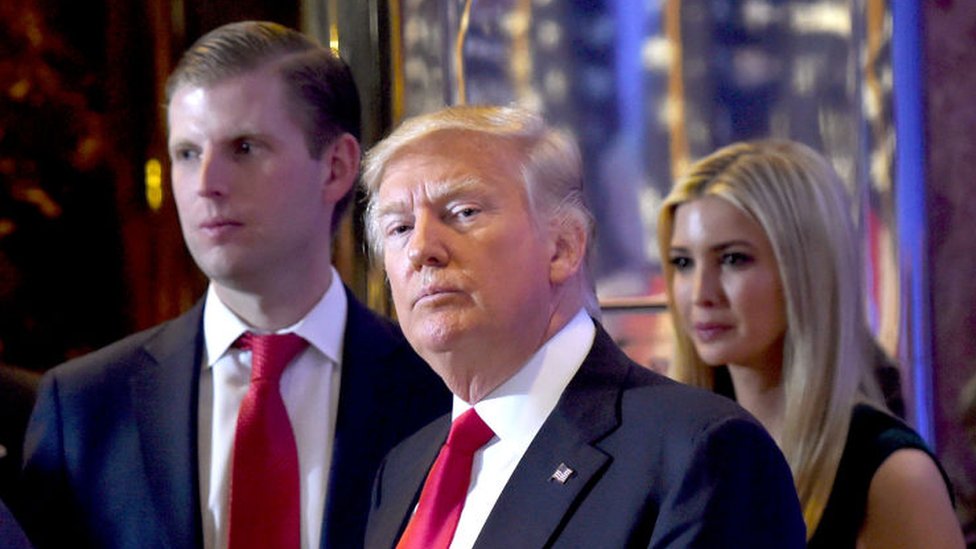 Donald Trump (centro) flanqueado por sus hijos Eric e Ivanka.