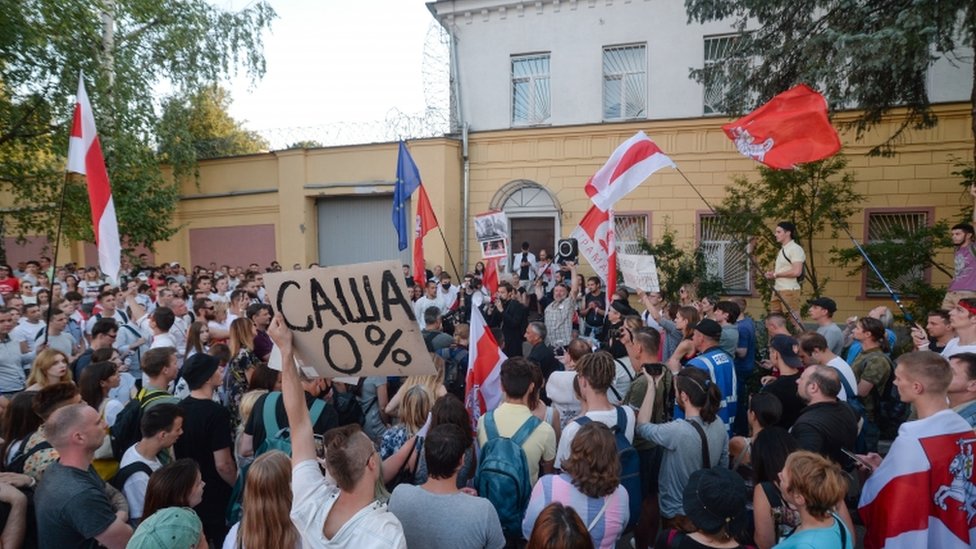 Сторонники оппозиции принимают участие в акции протеста перед тюрьмой, в которой содержится Сергей Тихановский в Минске