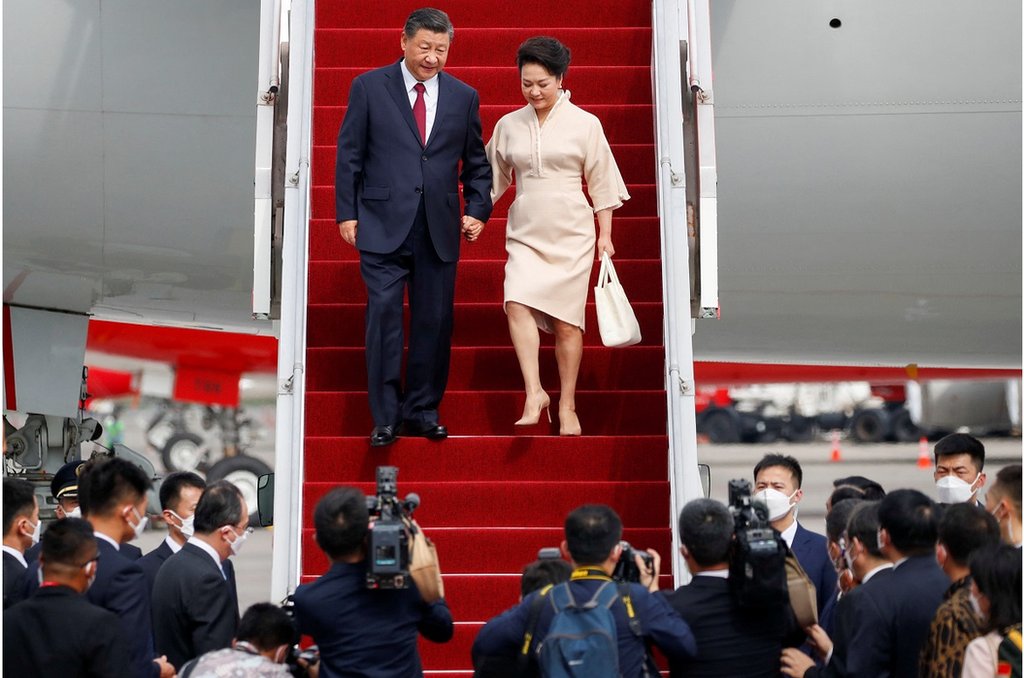 中國國家主席習近平和夫人彭麗媛乘坐專機抵達印尼巴厘。