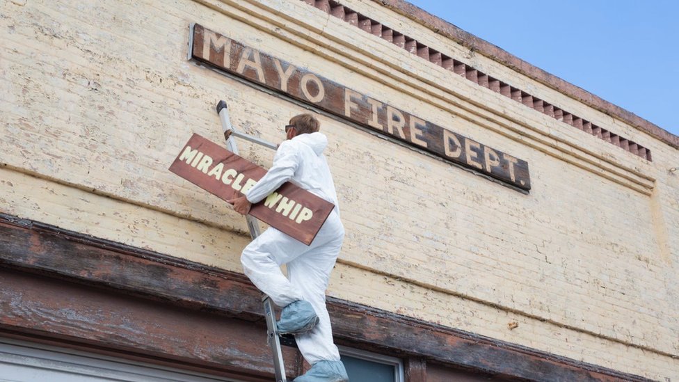 En el pueblo de Mayo cambiaron incluso el letrero del departamento de bomberos.
