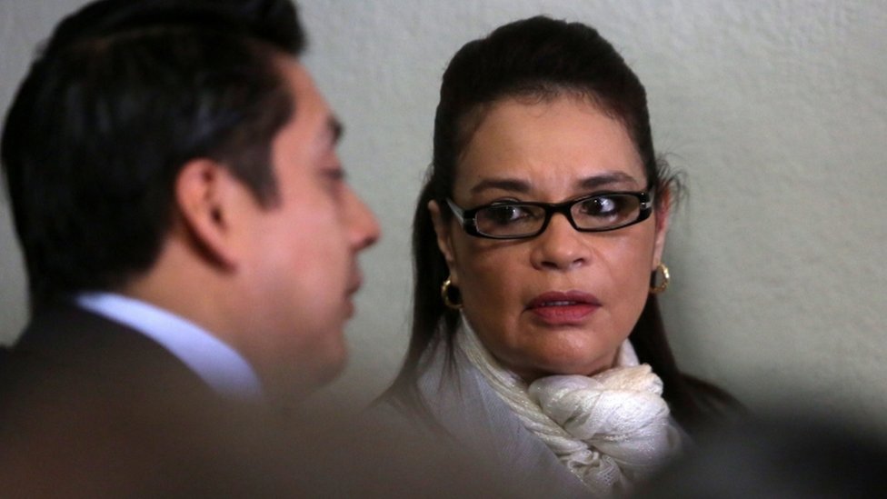 Бывший вице-президент Гватемалы Роксана Балдетти (справа) предстает перед судом во время слушания в Вилья-Нуэва, Гватемала, 10 марта 2016 г.