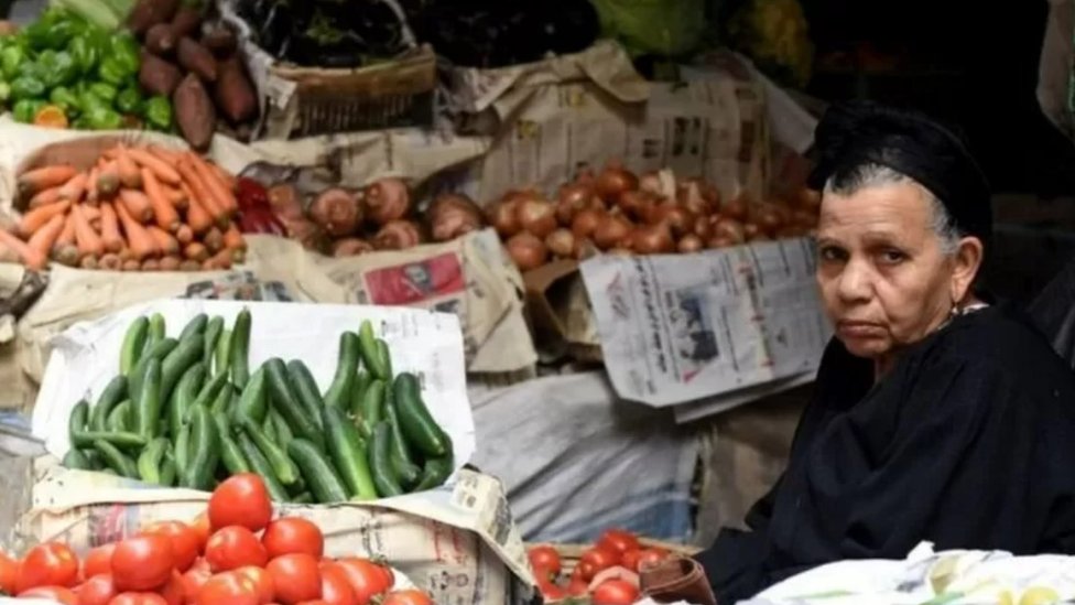 الجنيه المصري فقد أكثر من نصف قيمته أمام العملات الأجنبية خلال بضعة أشهر، ويتزامن ذلك مع موجة تضخم موجعة تضرب البلاد - (صورة أرشيفية)