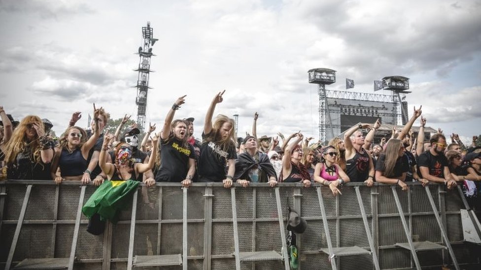 Поклонники празднуют выступление группы Skindred во время фестиваля Wacken Open Air 4 августа 2018 года в Ваккене, Германия