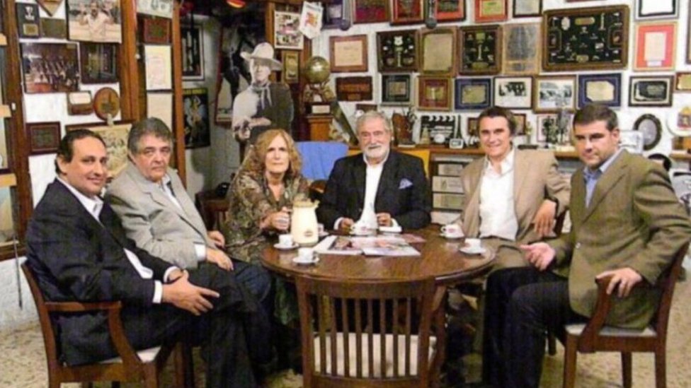 Durante décadas "Estadio Uno" se emitió desde el parrillero de la casa de Sánchez Padilla (centro), el director y conductor del programa. (Foto: gentileza familia Sánchez) Panelistas de Estadio Uno (Foto: gentileza familia Sánchez)