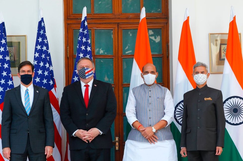 Госсекретарь США Майк Помпео (второй слева), министр обороны США Марк Эспер (слева), министр обороны Индии Раджнат Сингх (второй справа) и министр иностранных дел Индии Субрахманьям Джайшанкар позируют фотографам перед встречей в Хайдарабад-хаус в Нью-Дели в октябре 27, 2020.