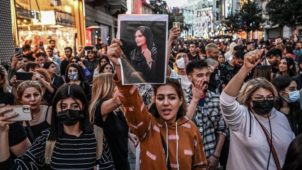En Estambul jóvenes en la calle para protestar por la muerte de Amini y mostrar su repudio a la represión islámica.