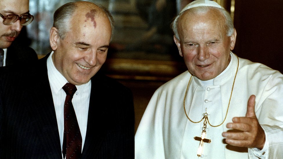 Mijaíl Gorbachov con el papa Juan Pablo II en el Vaticano.