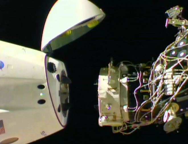 Dragon desacoplándose de la Estación Espacial Internacional