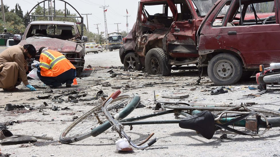 Подозреваемый взрыв бомбы-смертника возле избирательного участка в Кветте