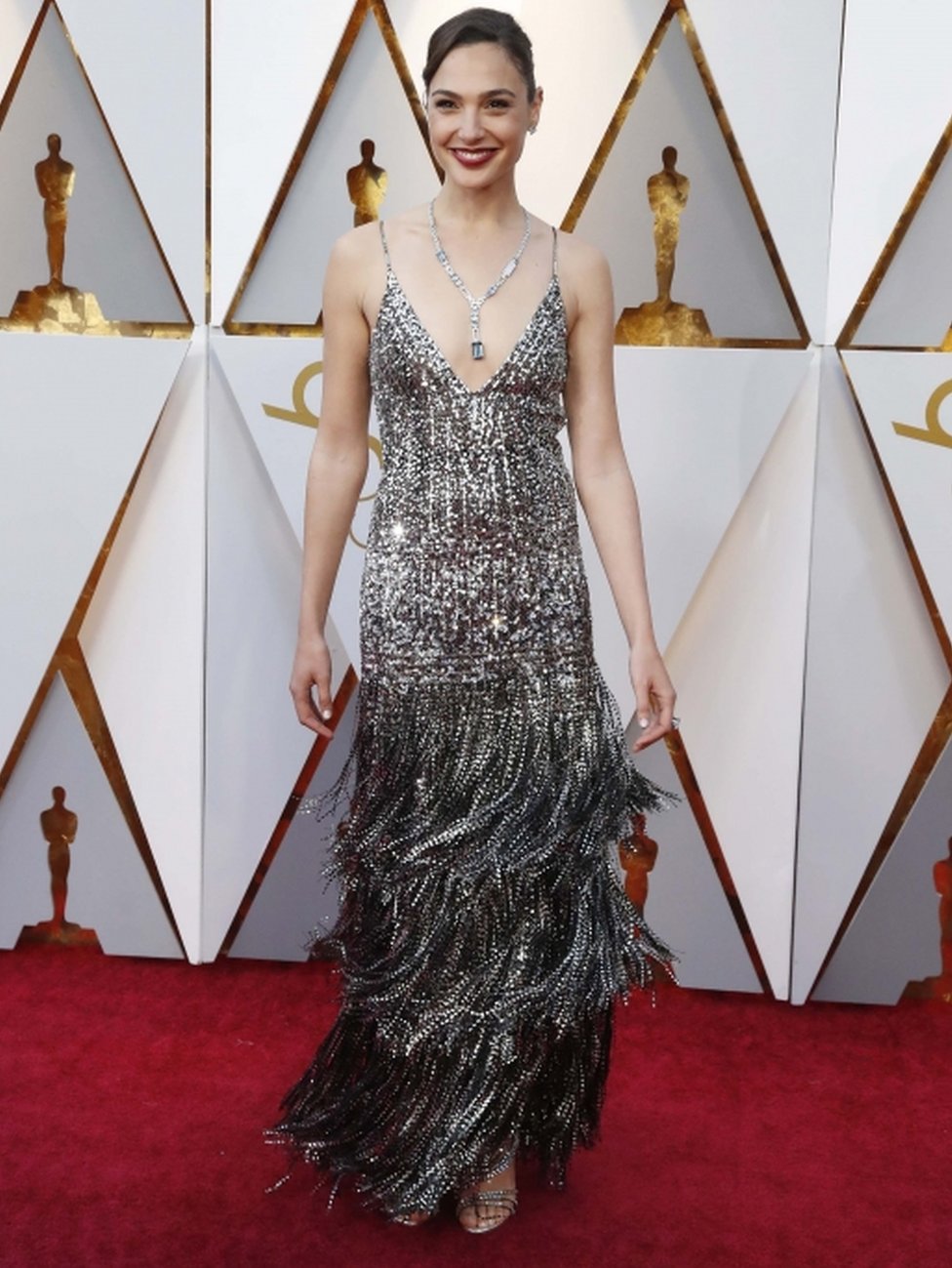 Актриса «Чудо-женщина» Галь Гадот в серебряном платье от Givenchy с ремешками на красной дорожке церемонии вручения премии «Оскар»