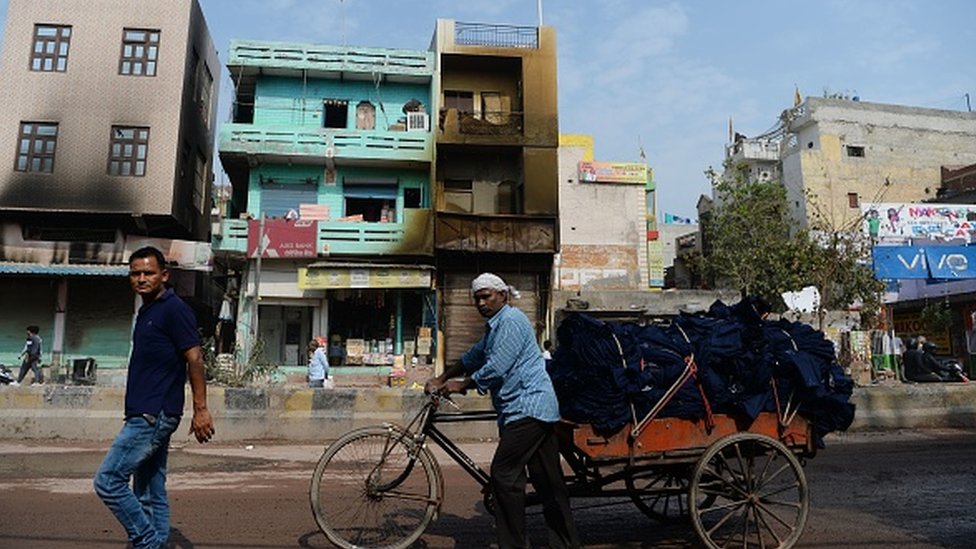 Житель проходит мимо здания, подвергшегося нападению во время религиозных беспорядков на этой неделе из-за нового закона о гражданстве Индии, в Нью-Дели 1 марта 2020 года.