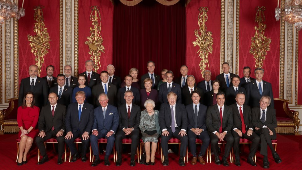 Лидеры стран альянса НАТО и его генеральный секретарь присоединяются к британской королеве Елизавете и принцу Уэльскому