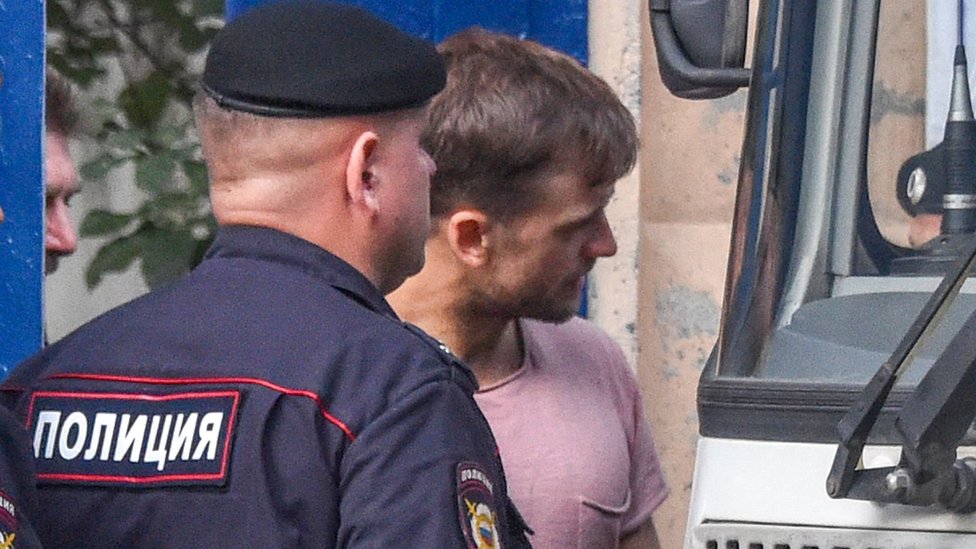 Участник панк-группы Pussy Riot Петр Верзилов (справа) покидает следственный изолятор в Москве 30 июля 2018 г.