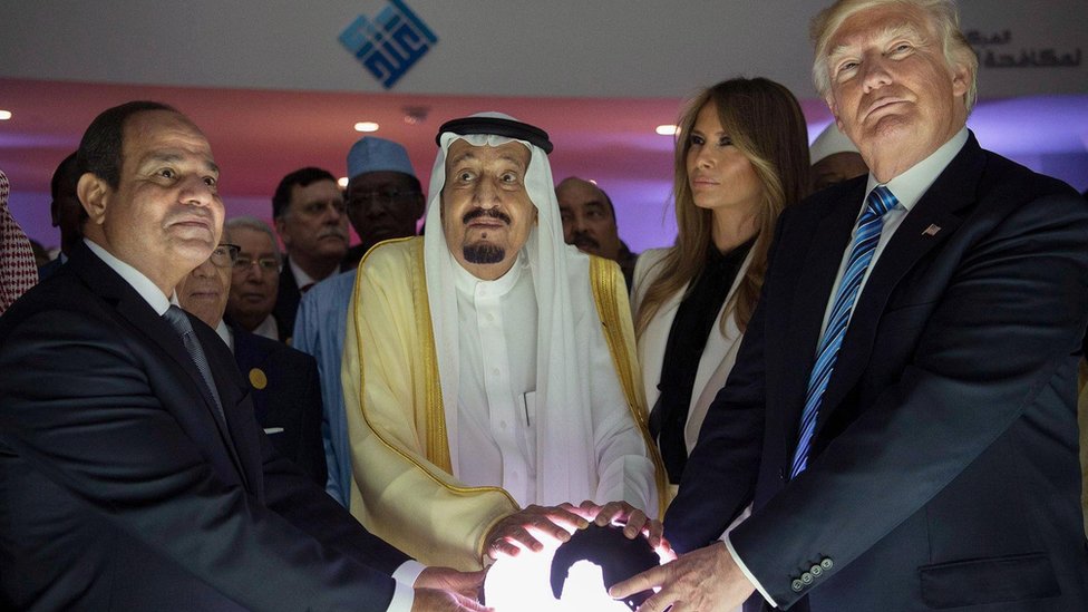الرئيس المصري عبد الفتاح السيسي (يسار) والعاهل السعودي الملك سلمان والرئيس الأمريكي دونالد ترامب