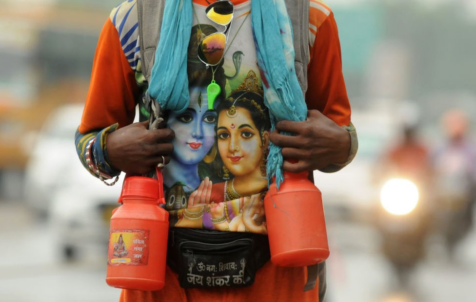Канвария одет в футболку с изображением индуистского бога Шивы.