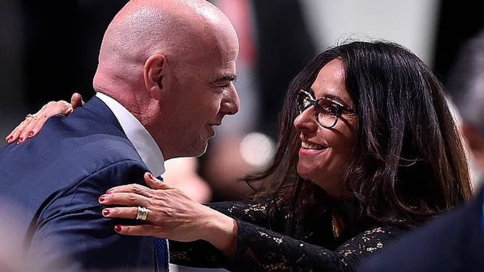 جياني إنفانتينو مع زوجته اللبنانية لينا الأشقر عقب إعلان فوزه برئاسة الفيفا عام 2016