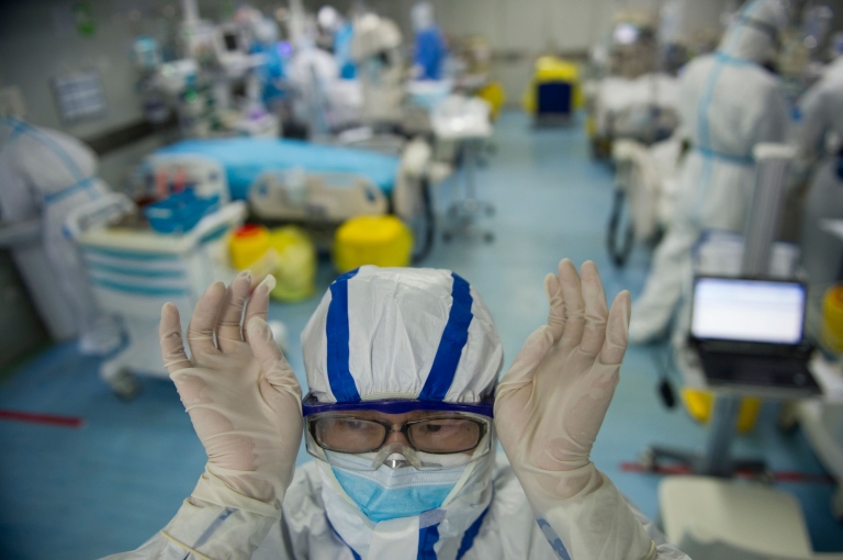 Profissional de saúde ajusta máscara em hospital de Wuhan, na China