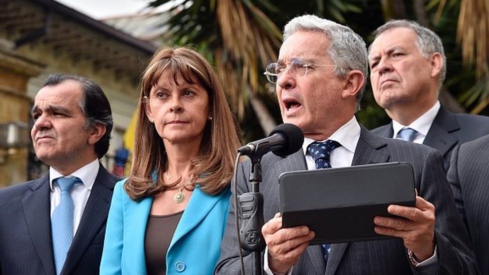 El partido Centro Democrático, liderado por el expresidente Álvaro Uribe Vélez, impulsó la campaña por el NO a los acuerdos firmados entre el gobierno y las FARC. Alvaro Uribe Vélez.