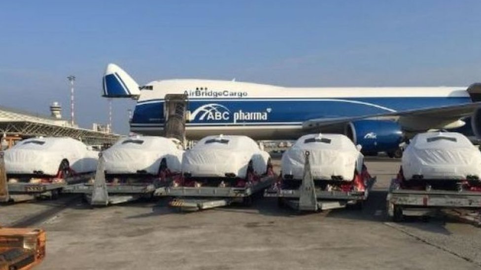 Autos cubiertos que son conducidos al aeropuerto