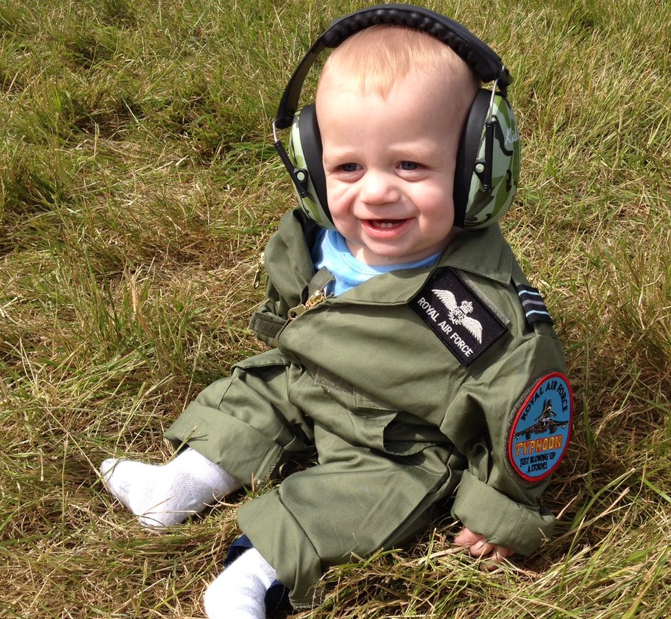 Младенец в летном костюме RAF