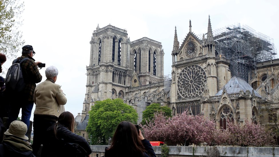 Gente observando la catedral de Notre Dame después del incendio.