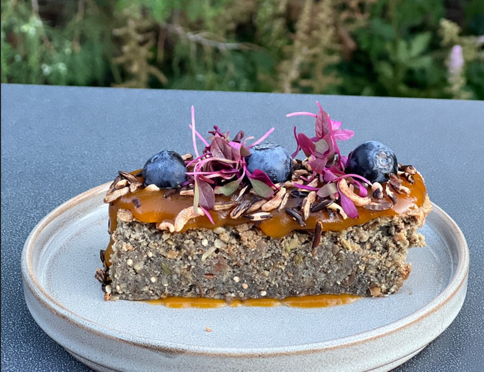 Esta es una tarta de semillas de girasol con caramelo de calabaza.