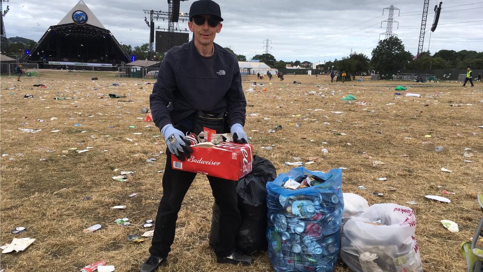 Джейсон из Манчестера собирает мусор перед тем, как отправиться домой