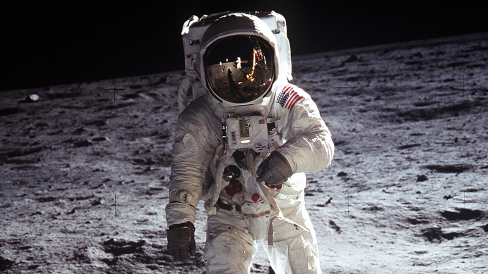 بوز آلدرين على سطح القمر