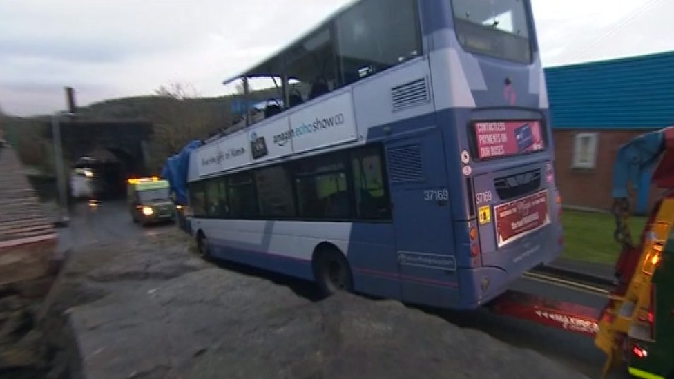 Автобус буксируется с места происшествия